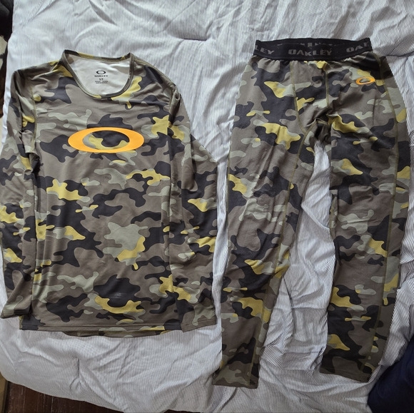 Oakley First Layer For Snowboarding/Skiing - Picture 1 of 5